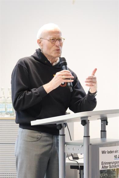 Dr. Thomas Gabelin spricht auf der Jubiläumsfeier zum 10-jährigen Bestehen des Erinnerungsortes Alter Schlachthof an der Hochschule Düsseldorf.